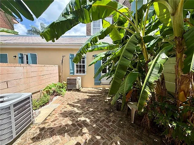 518 Dauphine St — Photo 9