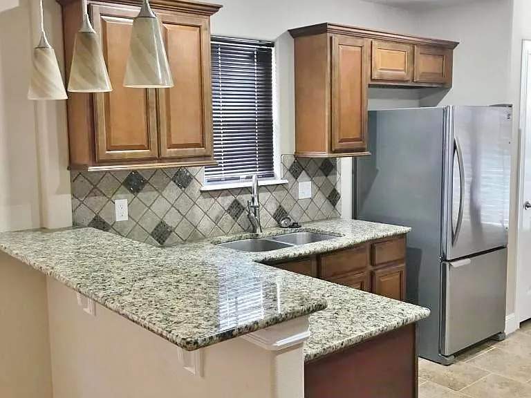 2504 S Kentucky Ave — Photo 2