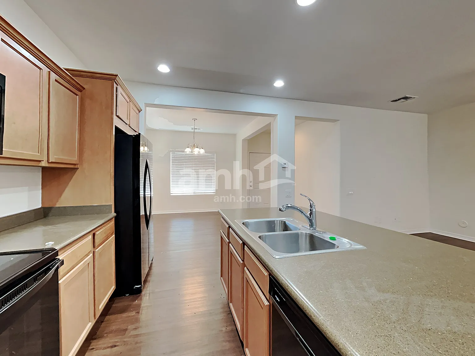 3 bed, 2.5 bath, 1902 sqft, $2,345 — Photo 4