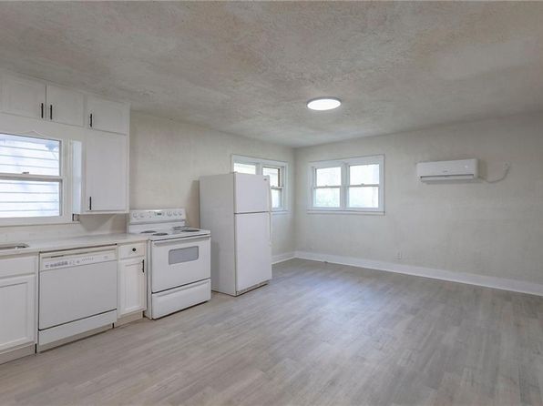 216 W 4th St, Peculiar, MO 64078