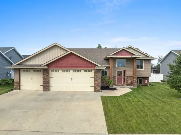 2621 17th St NW, Minot, ND 58703