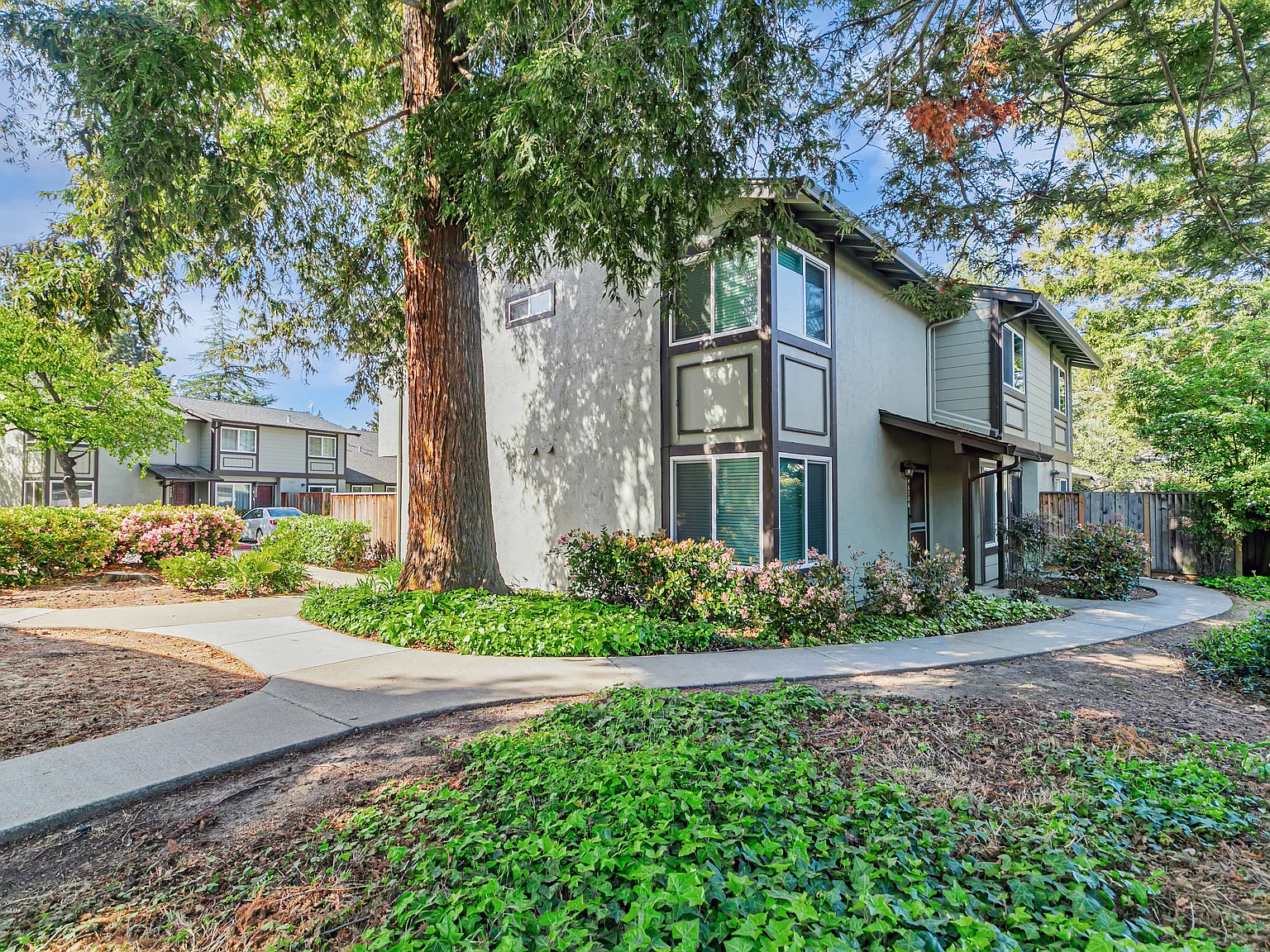 3 bed, 1.5 bath, 1271 sqft, $3,980 — Photo 2