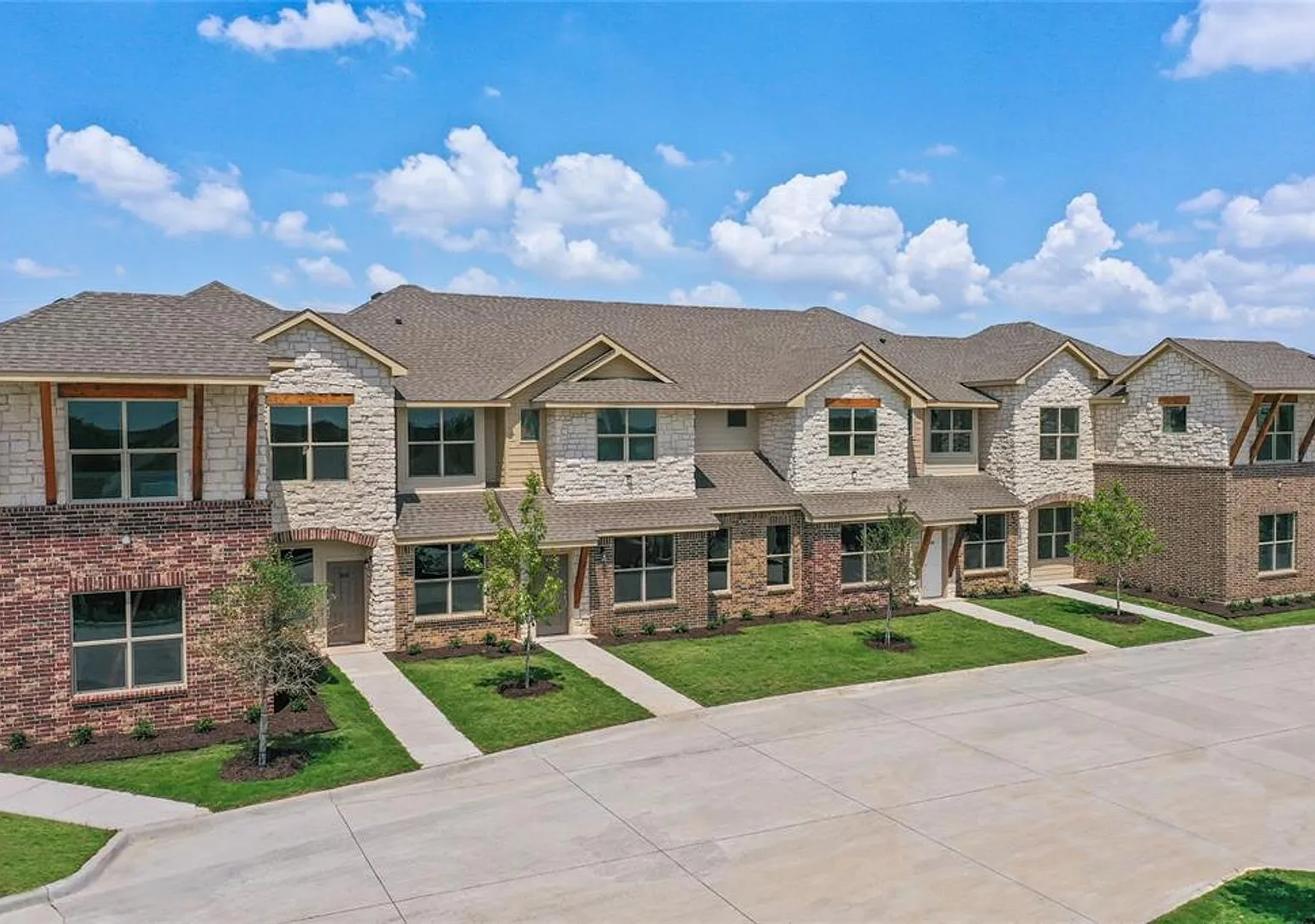Great 3 Bdrm 2.5 Bath Townhome in Argyle, Tx — Photo 1