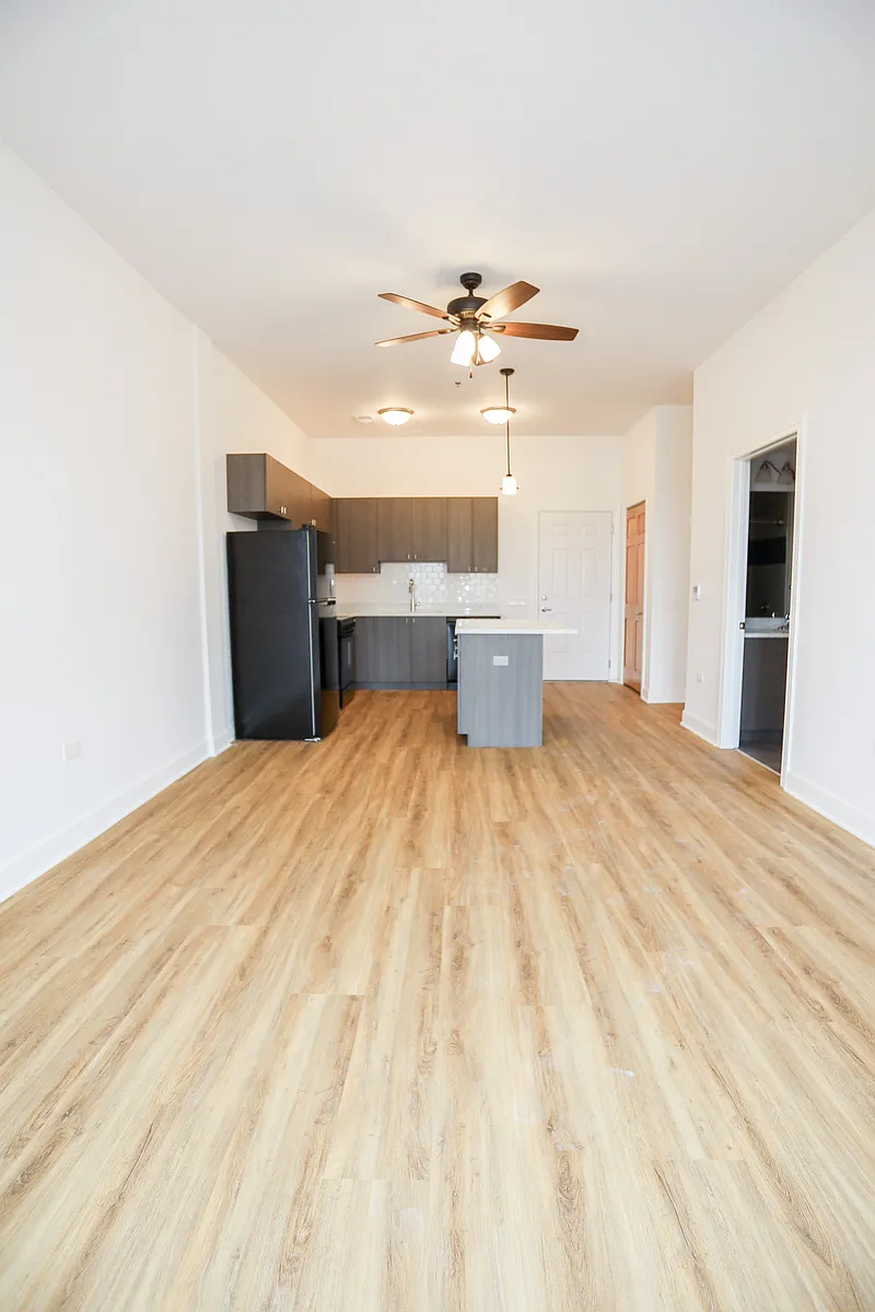 Building Photo - 3161 N Broadway St #405
