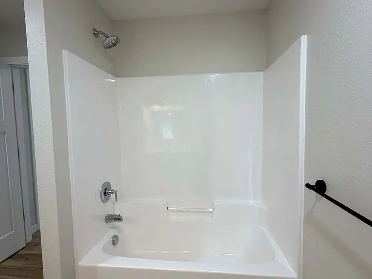 104 8th Ave SW — Photo 3