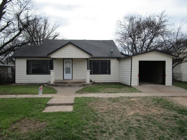 515 W McLain St, Seymour, TX 76380