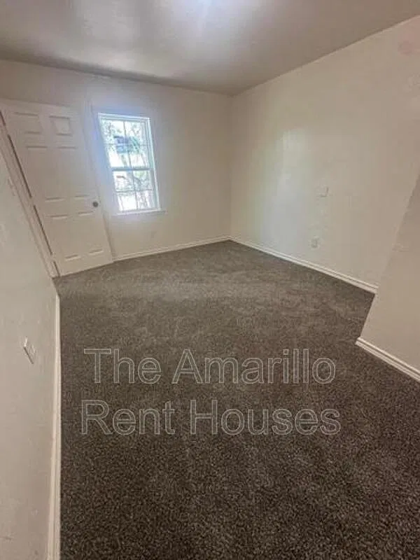 3 bed, 1.0 bath, 1048 sqft, $1,650 — Photo 3
