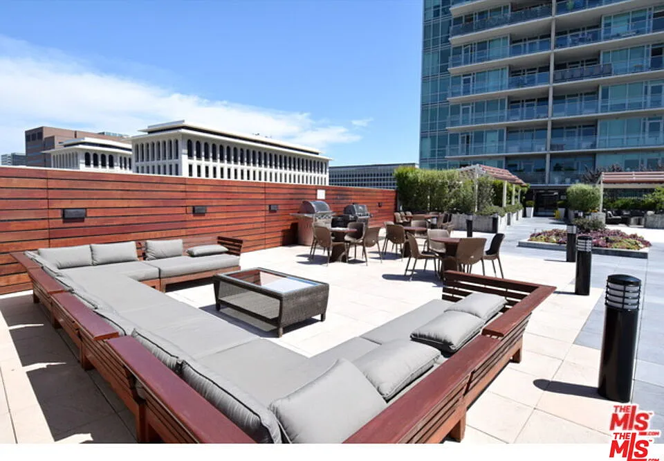 2 bed, 2.0 bath, 1360 sqft, $4,300 — Photo 4
