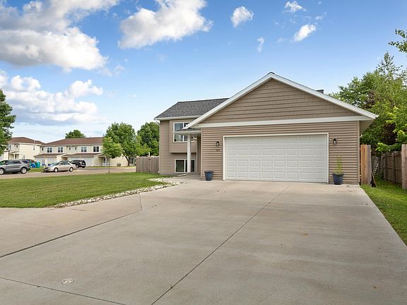 4th image of 310 Autumn Hills Pl NE