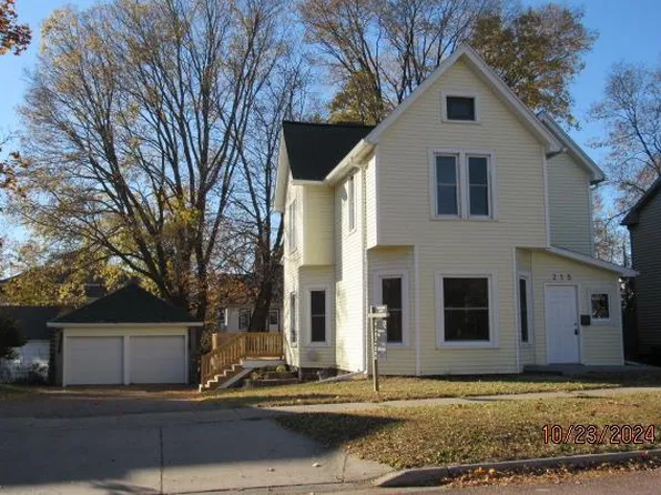 215 North Pine Street, Reedsburg, WI 53959