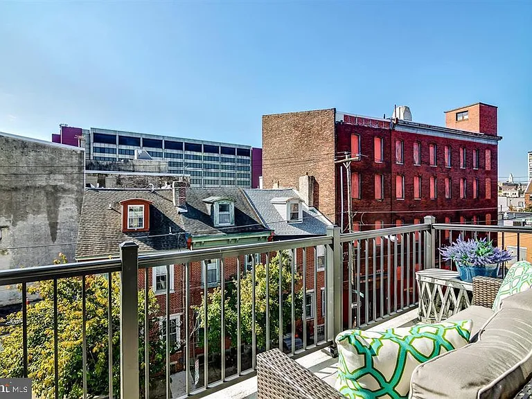 305 Green St — Photo 35