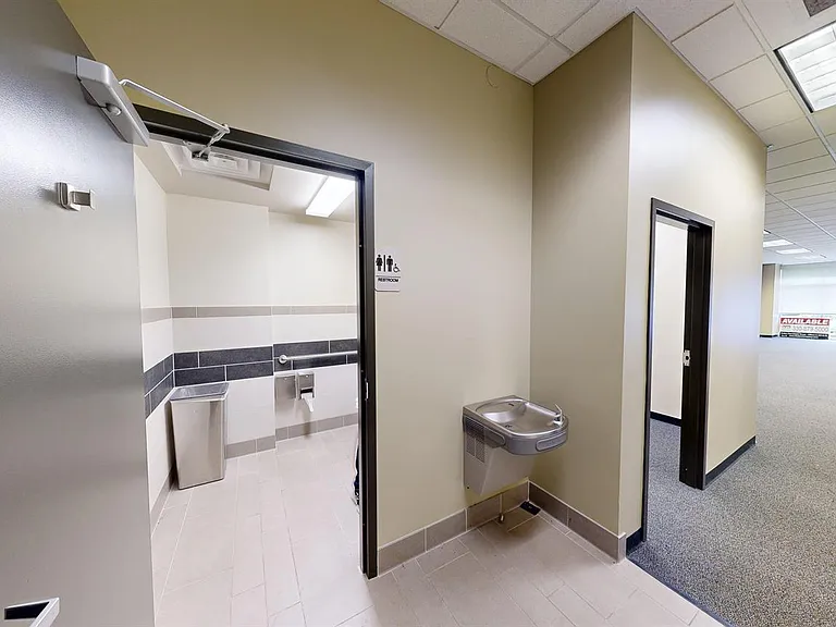 633 W Market St — Photo 7