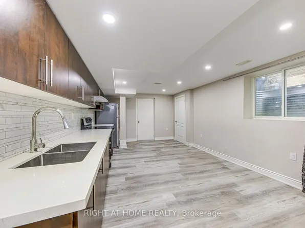 99 Masters Green Cres #Basement, Brampton, ON L7A 3K3