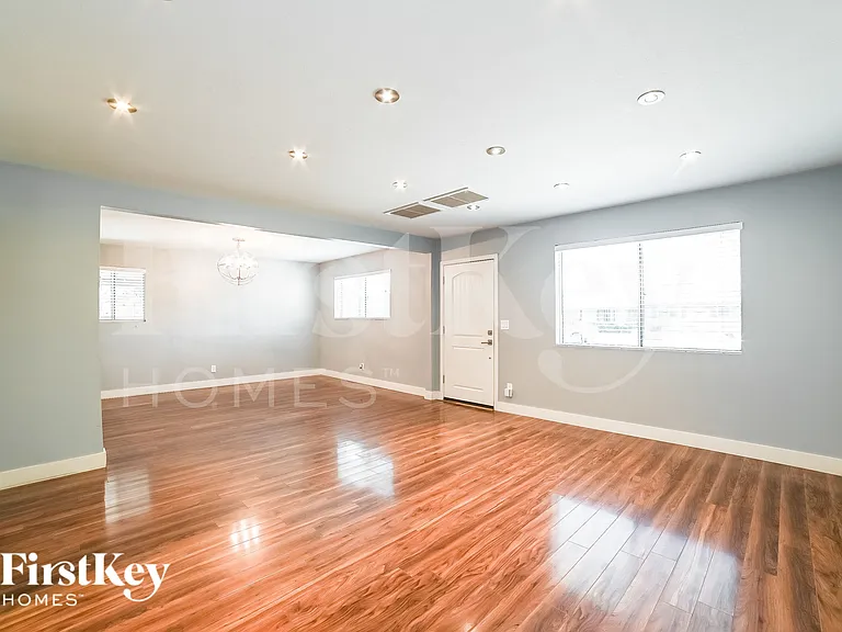 1519 W 6th St — Photo 2