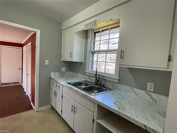 3rd image of 709 Mosby Dr