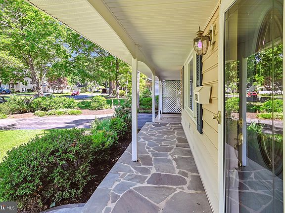 4th image of 842 Cottonwood Dr