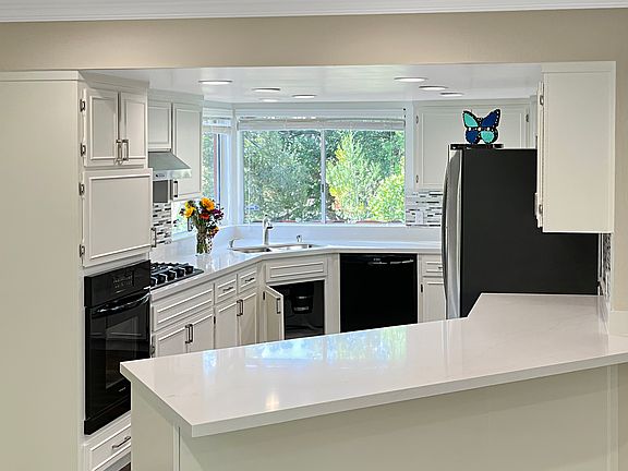 Kitchen

Note: Dishwasher has been upgraded to stainless steel