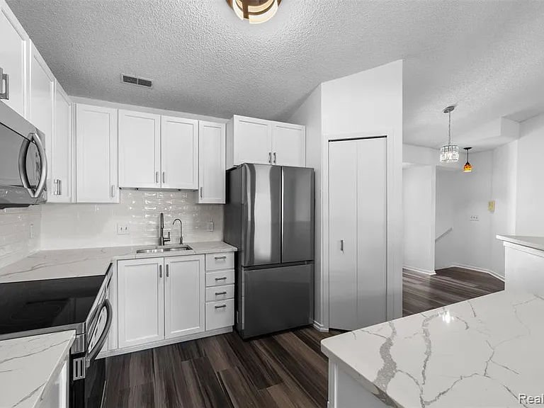 6680 Ridgefield Cir — Photo 17