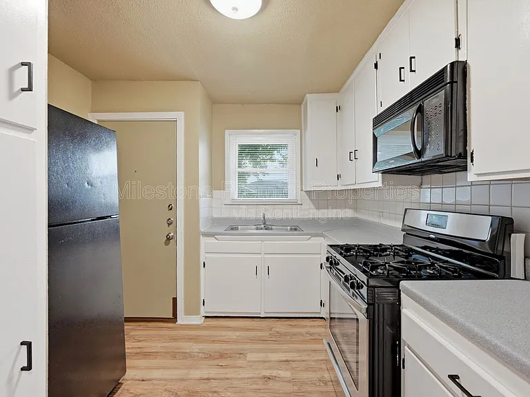 1701 W Elm St — Photo 6