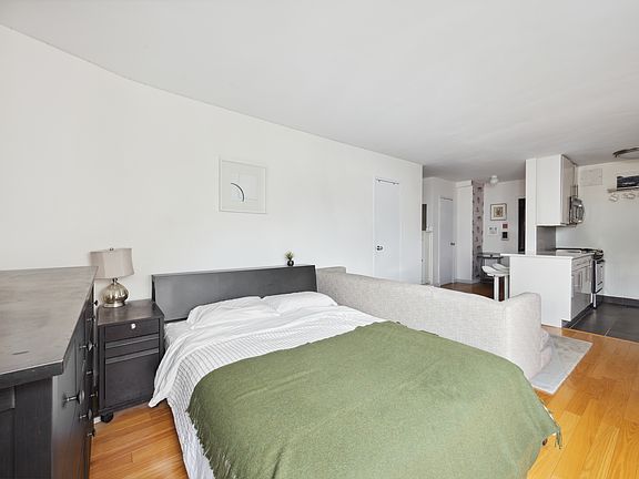 5th image of 240 E 76th St APT 14A