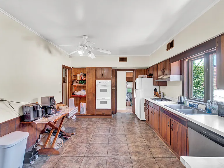 919 Foster St — Photo 11