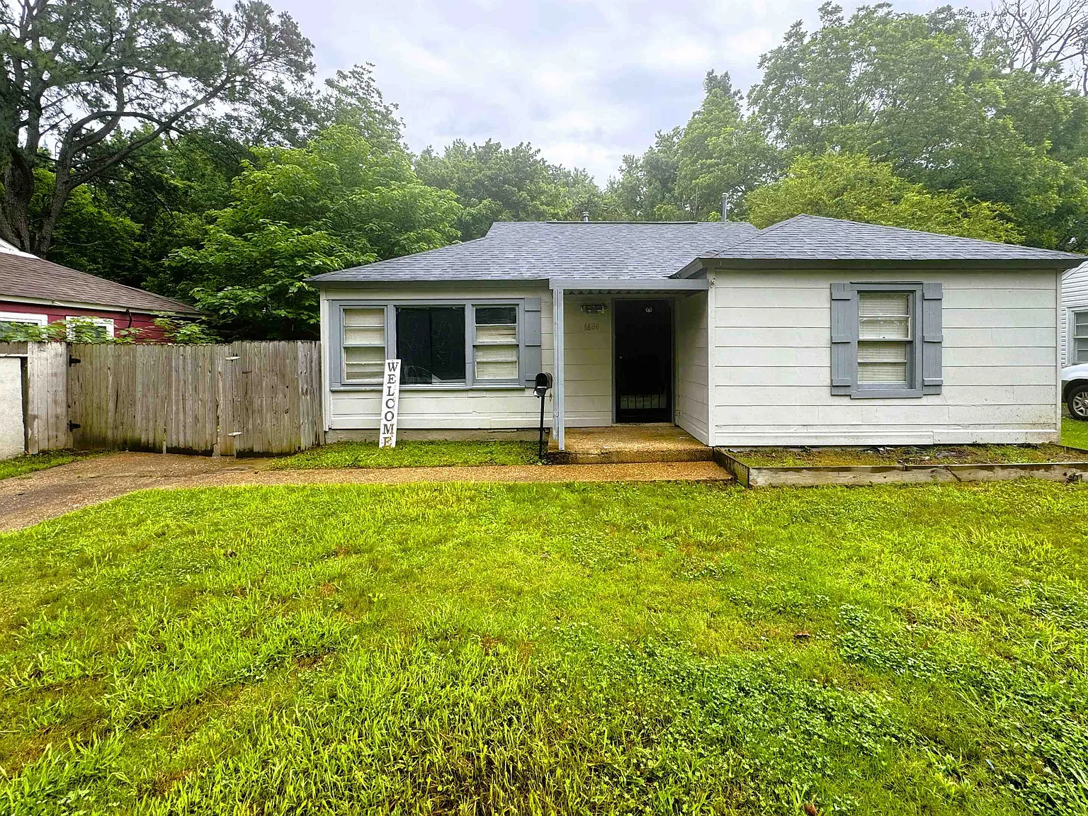 3 bed, 1.0 bath, 1025 sqft, $1,300 — Photo 2