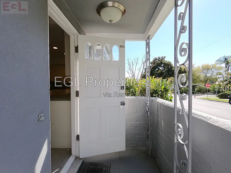 10749 Wellworth Ave — Photo 5