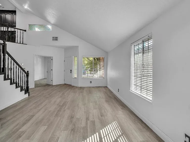 719 Raven Dr — Photo 15