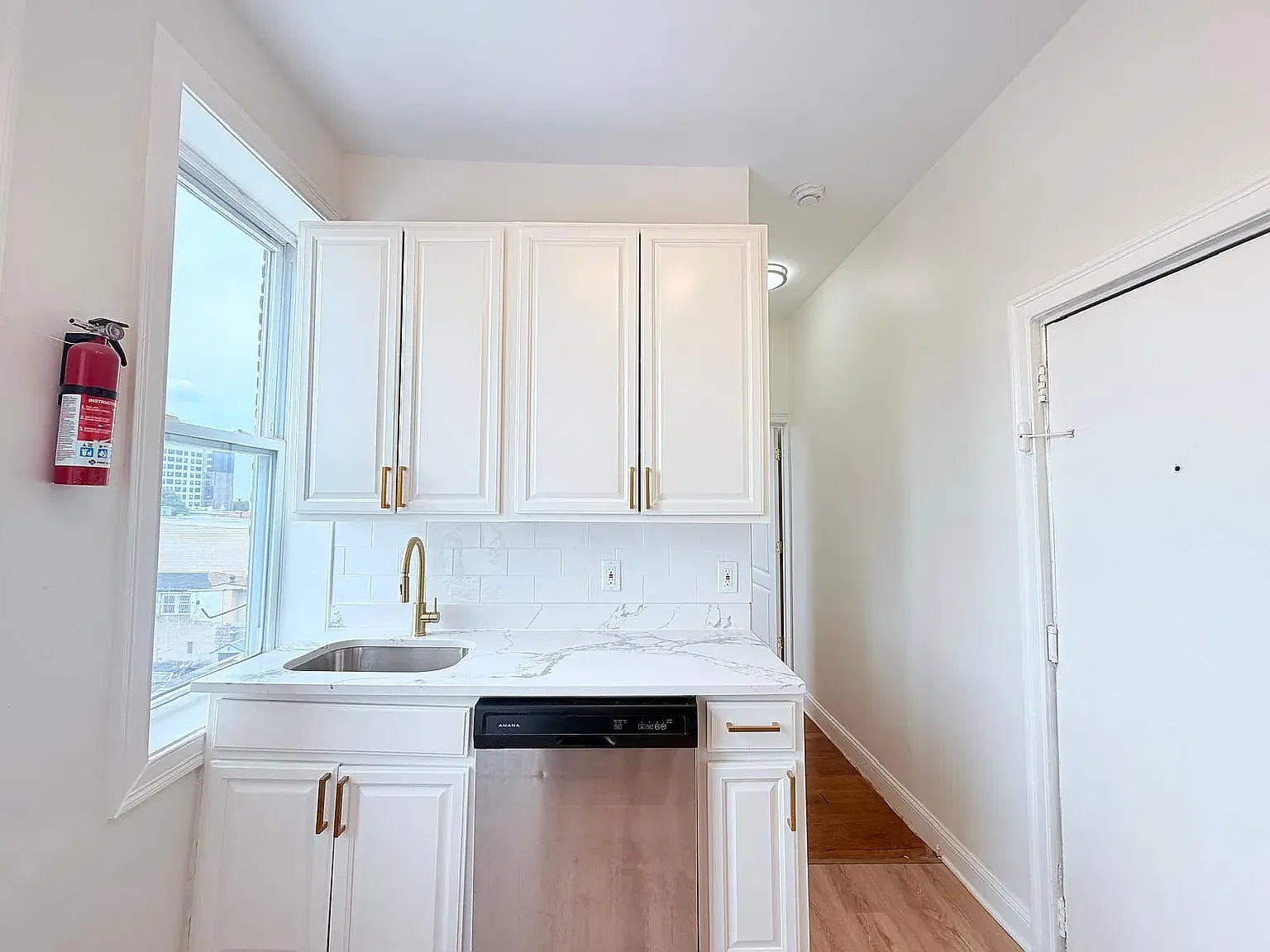 3 bed, 900 sqft, $2,850 — Photo 4