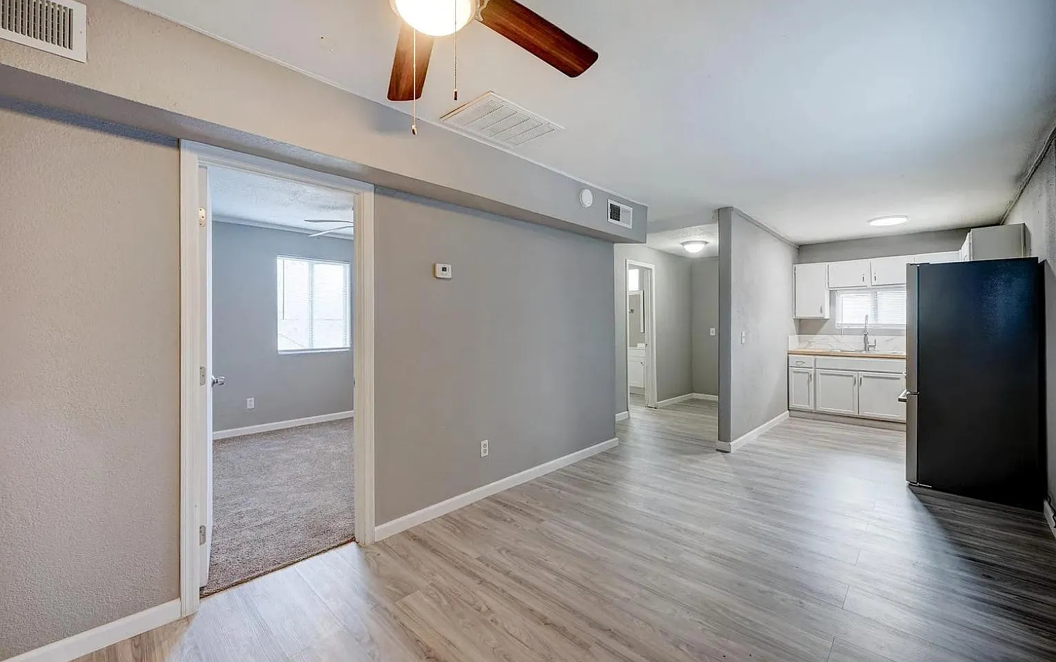 3 bed, 1.0 bath, 800 sqft, $1,800 — Photo 2