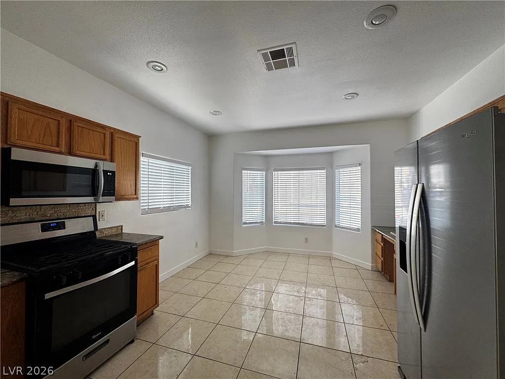3 bed, 2.5 bath, 1412 sqft, $1,795 — Photo 3