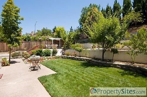 2nd image of 870 Glenview Ct