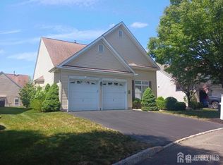 6 Holly Manor Ct, Helmetta, NJ 08828
