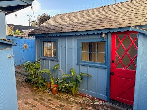 The cottage, to the right of the sundial is Washer/Dryer and Laundry sink.