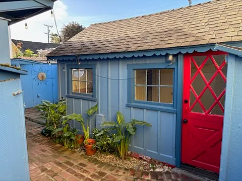 The cottage, to the right of the sundial is Washer/Dryer and Laundry sink.