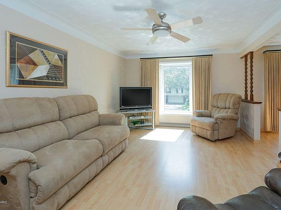 705 Piccadilly Rd-103