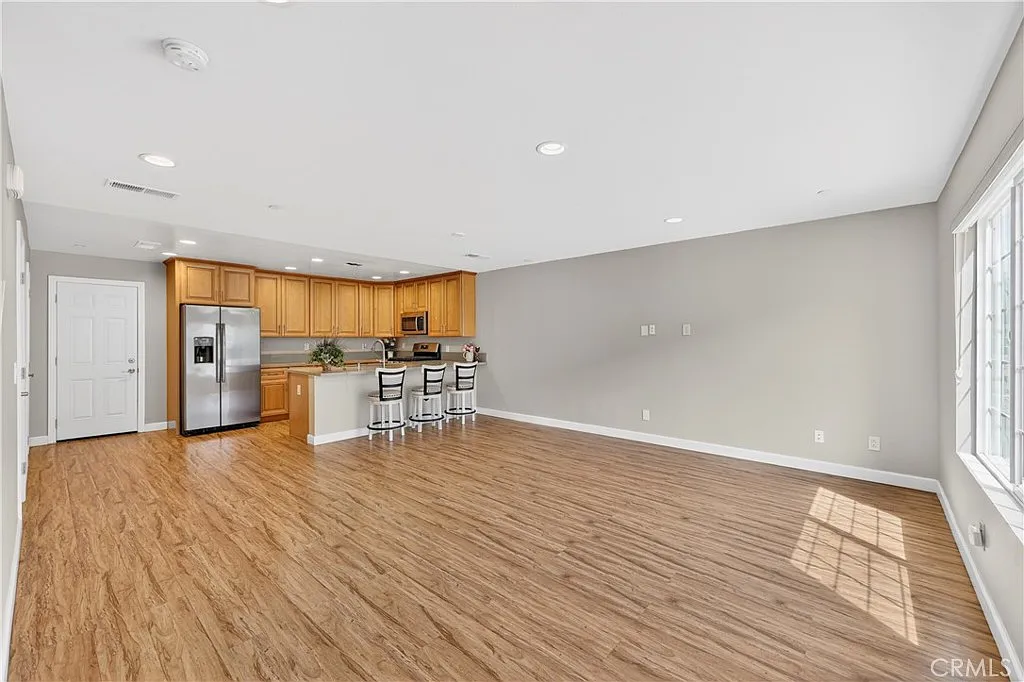 3 bed, 2.5 bath, 1465 sqft, $3,150 — Photo 4