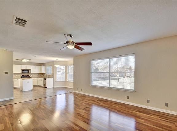5th image of 1101 Tanglewood Dr
