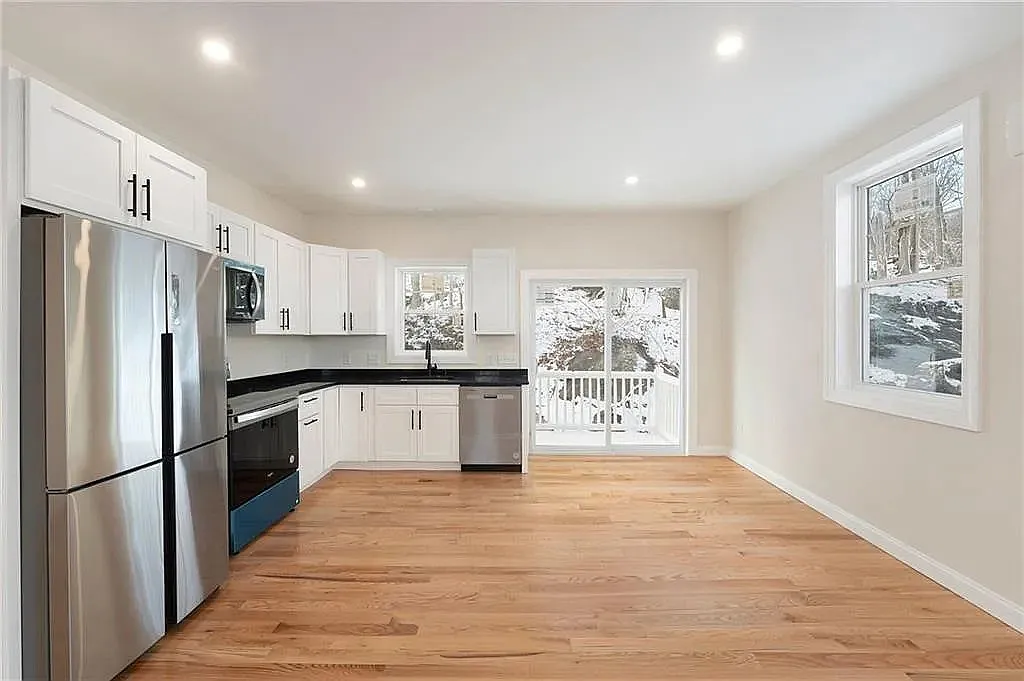 3 bed, 1.5 bath, 2400 sqft, $3,200 — Photo 4