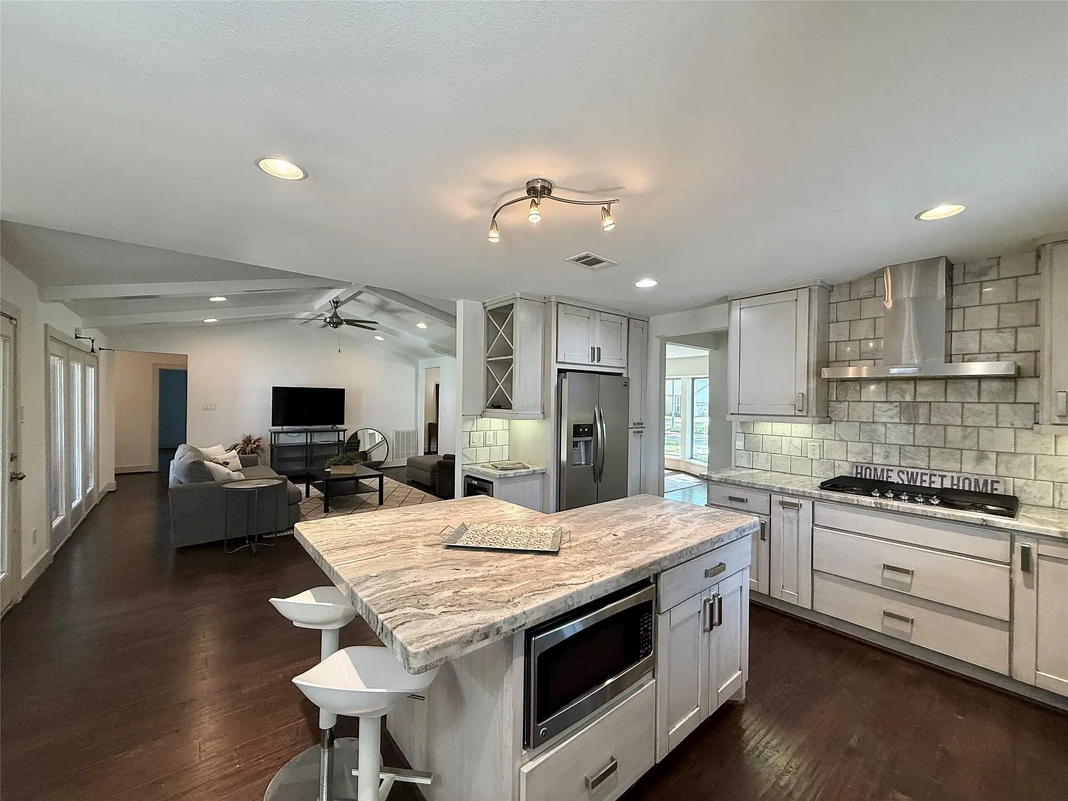 4 bed, 3.5 bath, 2727 sqft, $3,995 — Photo 2