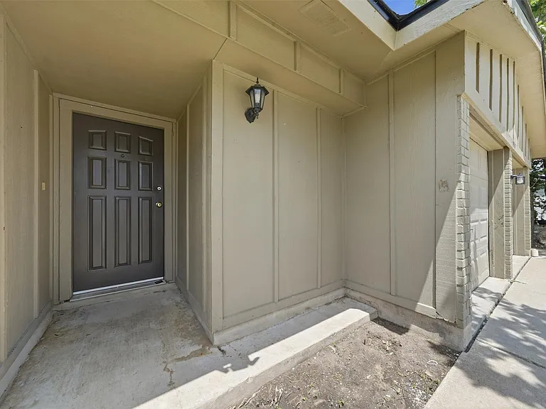1913 Denfield Dr — Photo 2