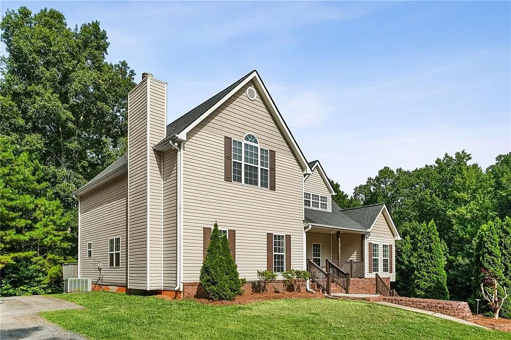 5 bed, 4.5 bath, 4303 sqft, $3,500 — Photo 2