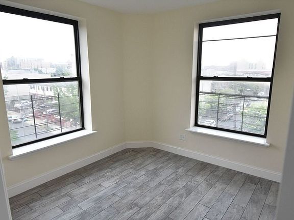 3rd image of 800 E 160th St APT 4B