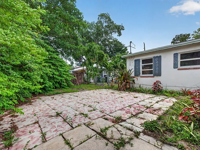 841 SW 18th Ct — Photo 43