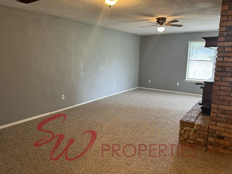 719 Diana Ln — Photo 2