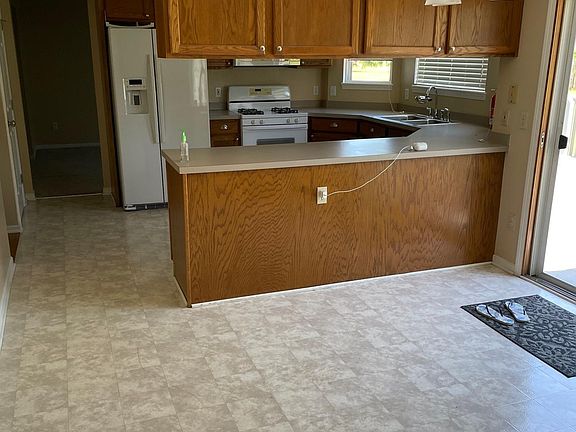 3rd image of 563 Edinburg Ct