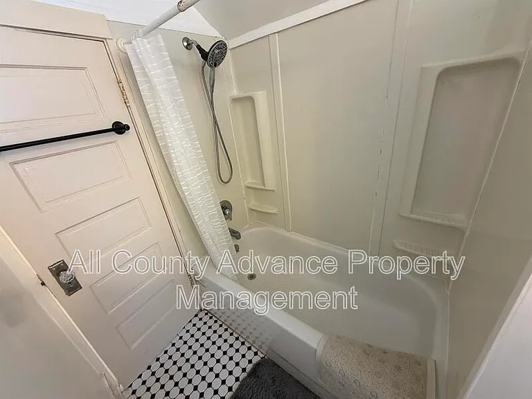 912 Pine St — Photo 12