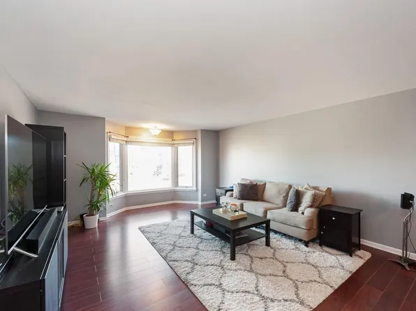 500 Thames Pkwy APT 2C, Park Ridge, IL 60068