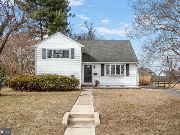 127 Sandy Beach Dr, Pasadena, MD 21122