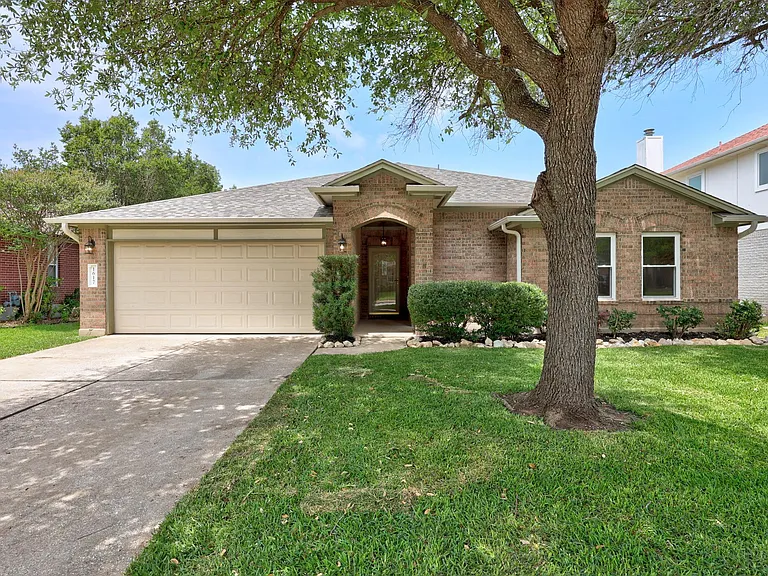 1617 Abbey Ln — Photo 2